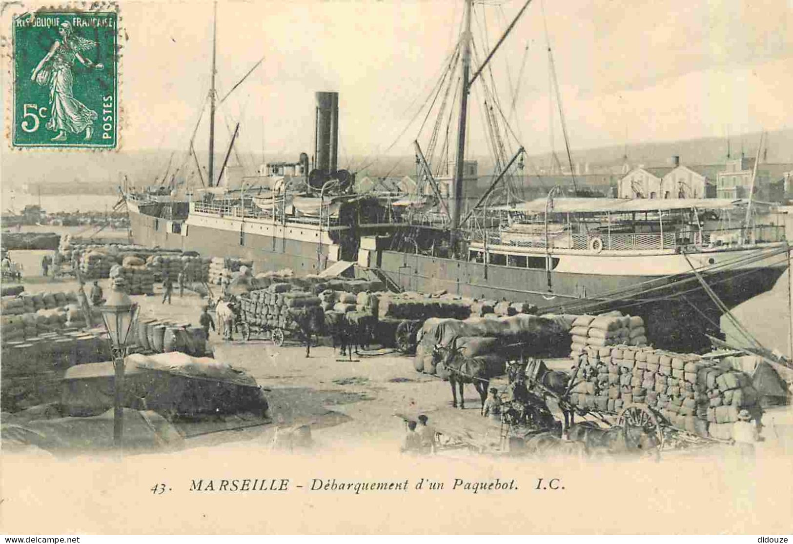 13 - Marseille - Débarquement D'un Paquebot - Animée - Bateaux - CPA - Oblitération Ronde De 1910 - Voir Scans Recto-Ver - Joliette, Port Area