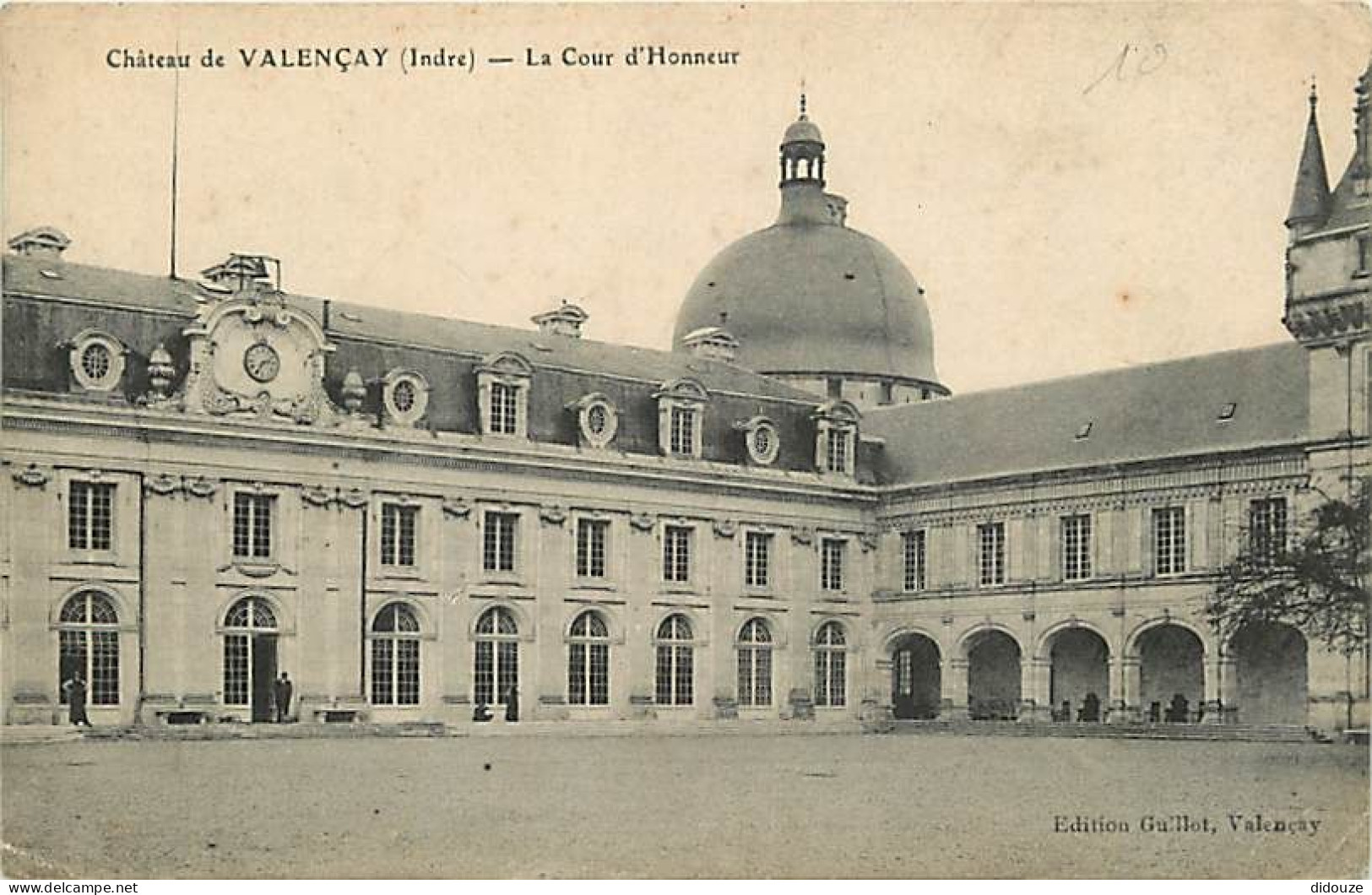 36 - Valençay - Le Château - La Cour D'Honneur - Animée - Voyagée En 1914 - Etat Léger Pli Visible - CPA - Voir Scans Re - Otros & Sin Clasificación