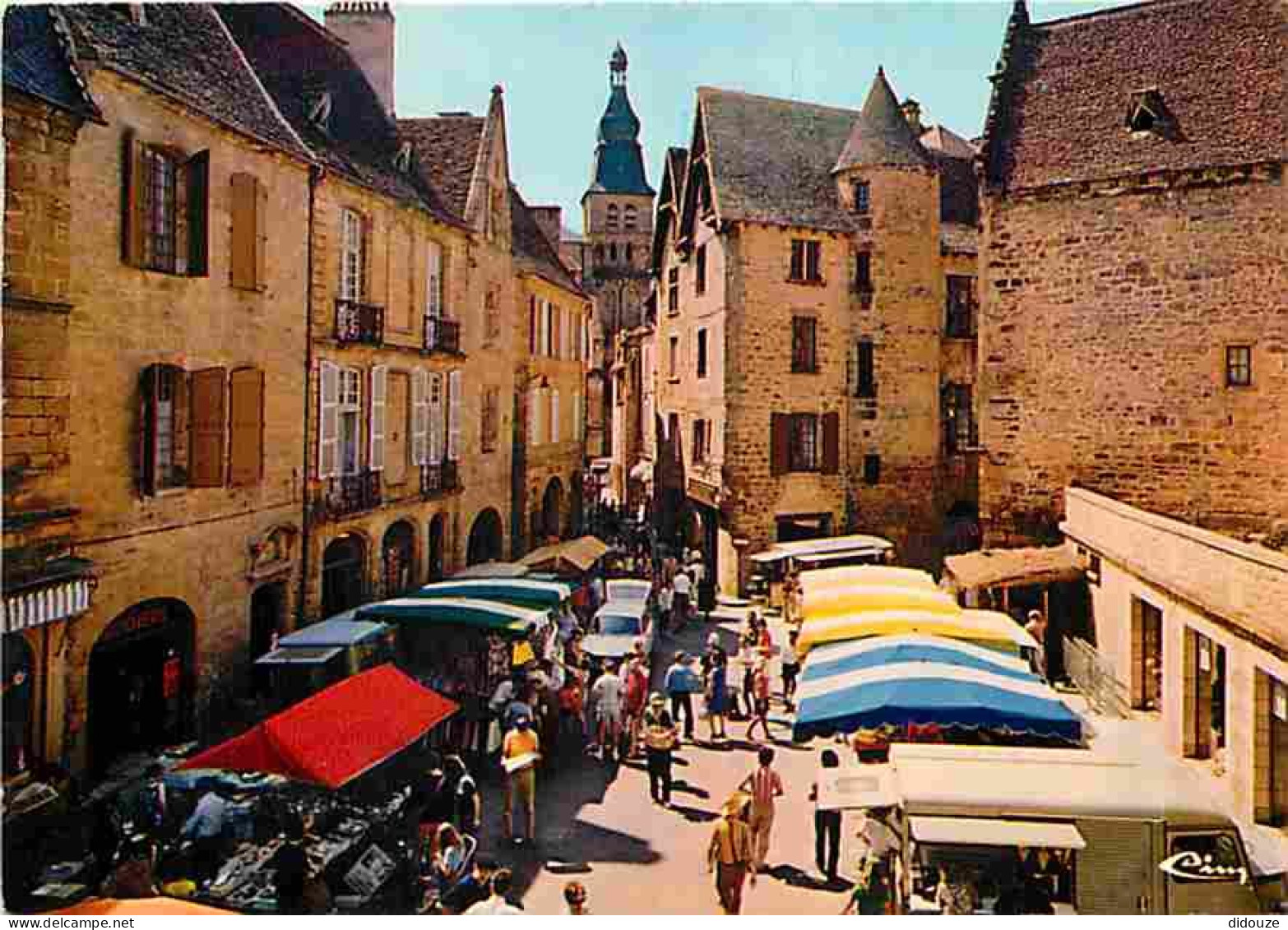 Marchés - Sarlant En Périgord - Place Du Marché Hebdomadaire Dans La Vieille Ville - CPM - Voir Scans Recto-Verso - Märkte