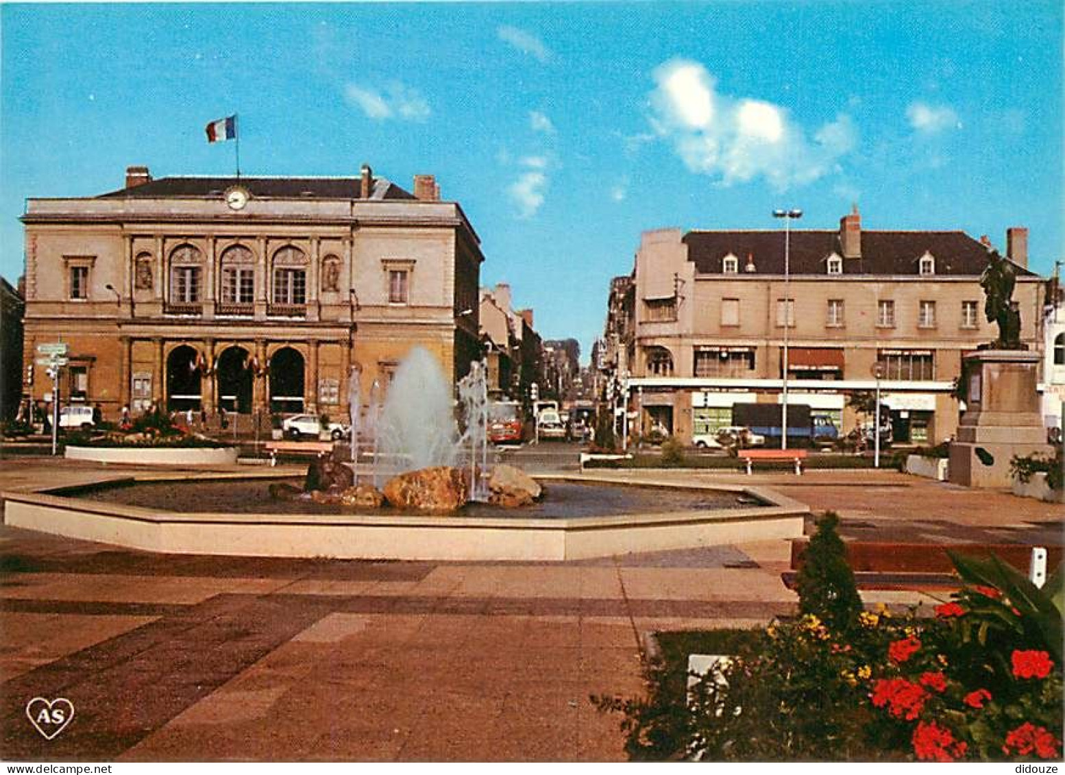 53 - Laval - Square Maréchal Foch Et La Mairie - Automobiles - Jets D'eau - CPM - Voir Scans Recto-Verso - Laval