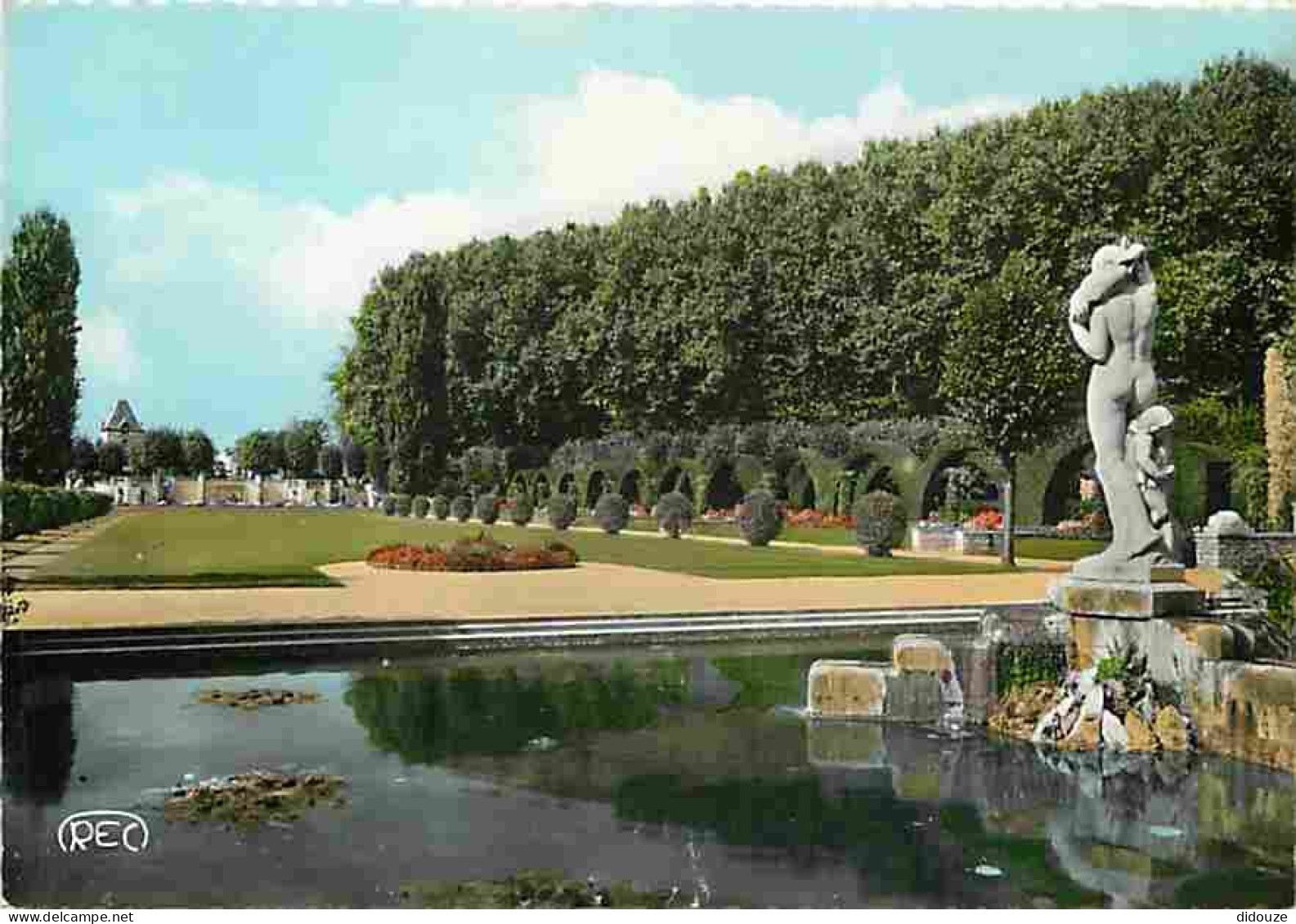 18 - Bourges - Le Jardin Dés Prés Fichaux - Fleurs - Statue De Femme Nue - CPM - Voir Scans Recto-Verso - Bourges