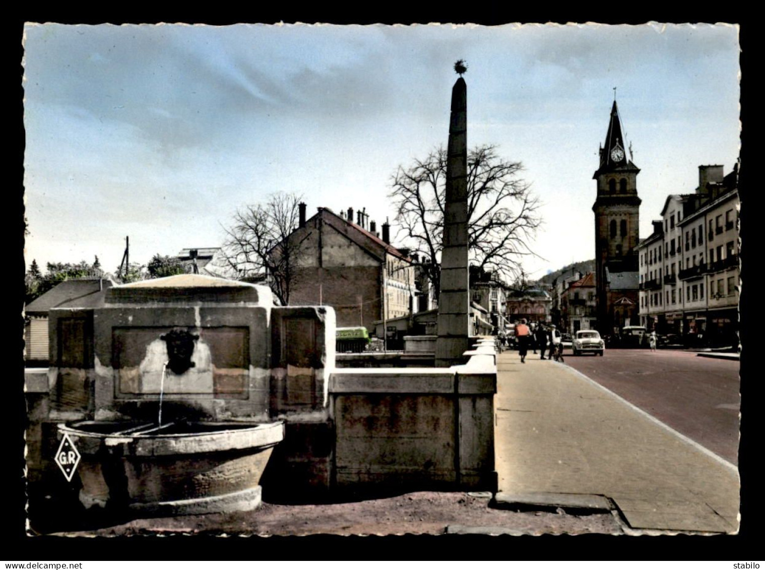 88 - ST-DIE - PONT CENTRAL - VUE SUR LA PLACE ST-MARTIN - Saint Die