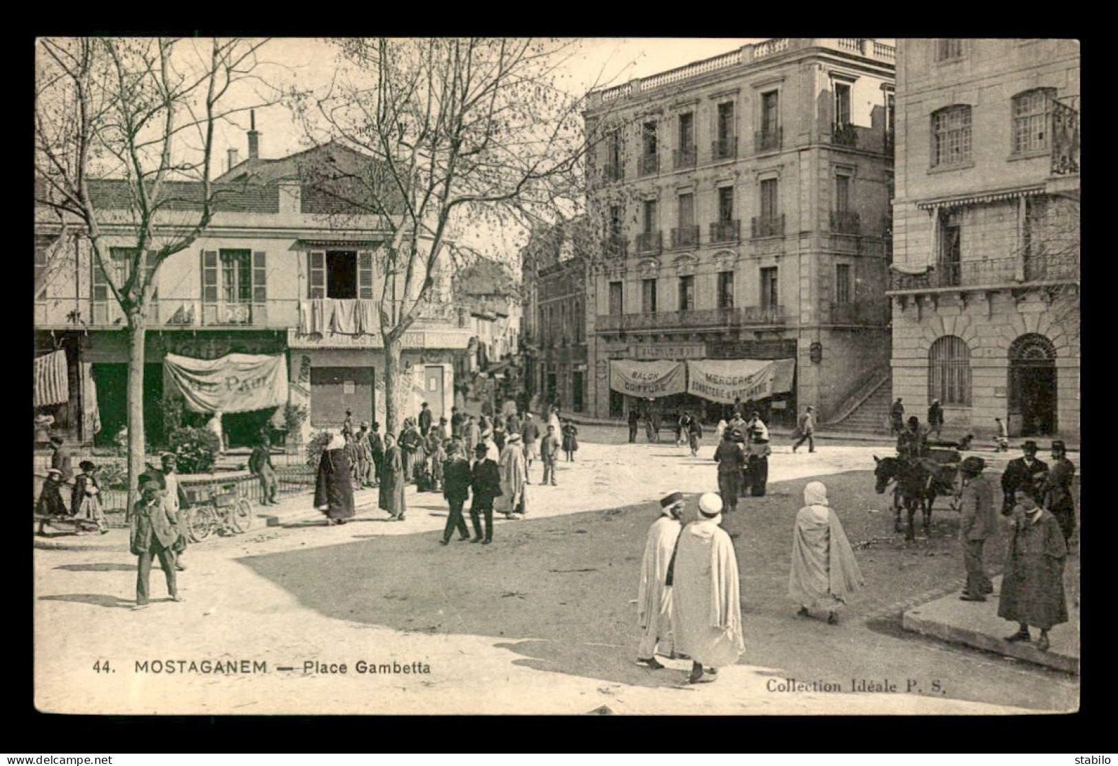 ALGERIE - MOSTAGANEM - PLACE GAMBETTA - CAFE PAUL - SALON DE COIFFURE LOUIS XV - Mostaganem