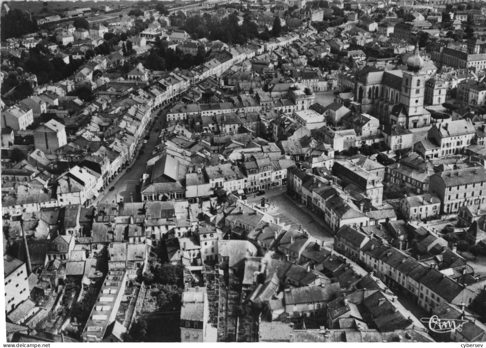 REMIREMONT - Vue Aérienne - Panoramique, Le Centre De La Ville - CPSM Grand Format - Remiremont