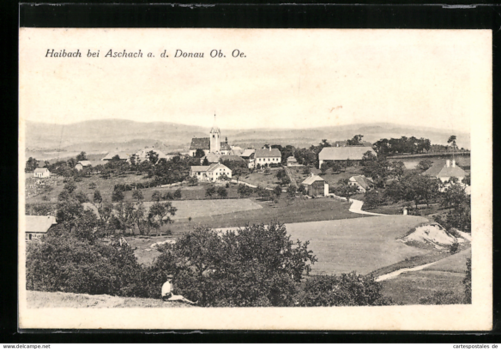 AK Haibach, Ortsansicht Mit Kirche Und Panorama, Mann Sitzt Auf Einer Wiese  - Autres & Non Classés