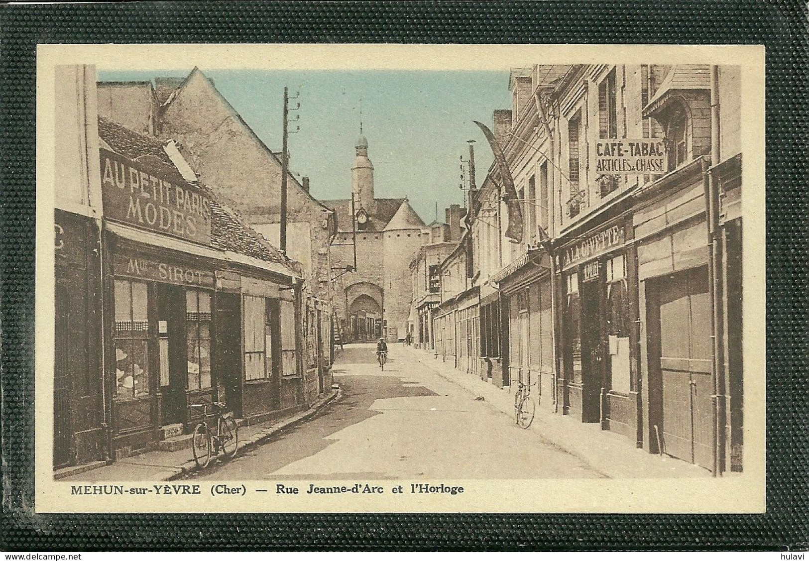 18  MEHUN SUR YEVRE - RUE JEANNE D' ARC ET L' HORLOGE (ref 25319) - Mehun-sur-Yèvre