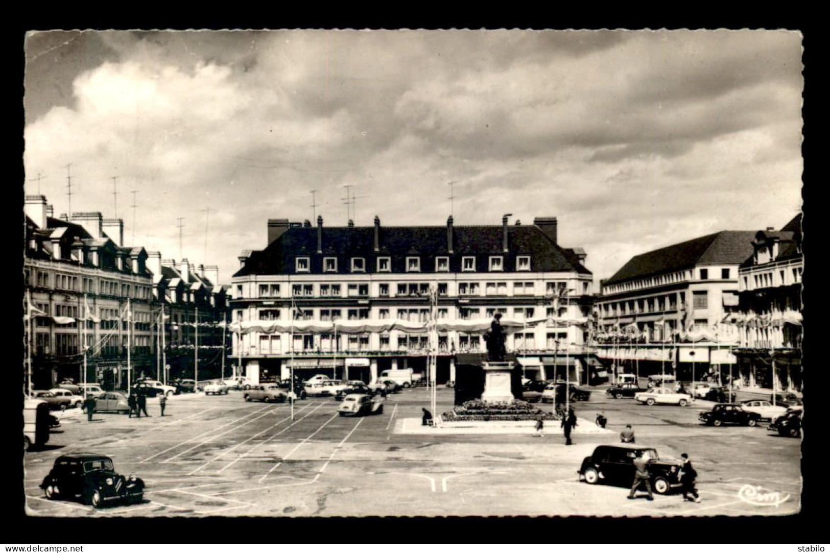 AUTOMOBILES - TRACTIONS CITROEN - BEAUVAIS, PLACE JEANNE HACHETTE - Voitures De Tourisme