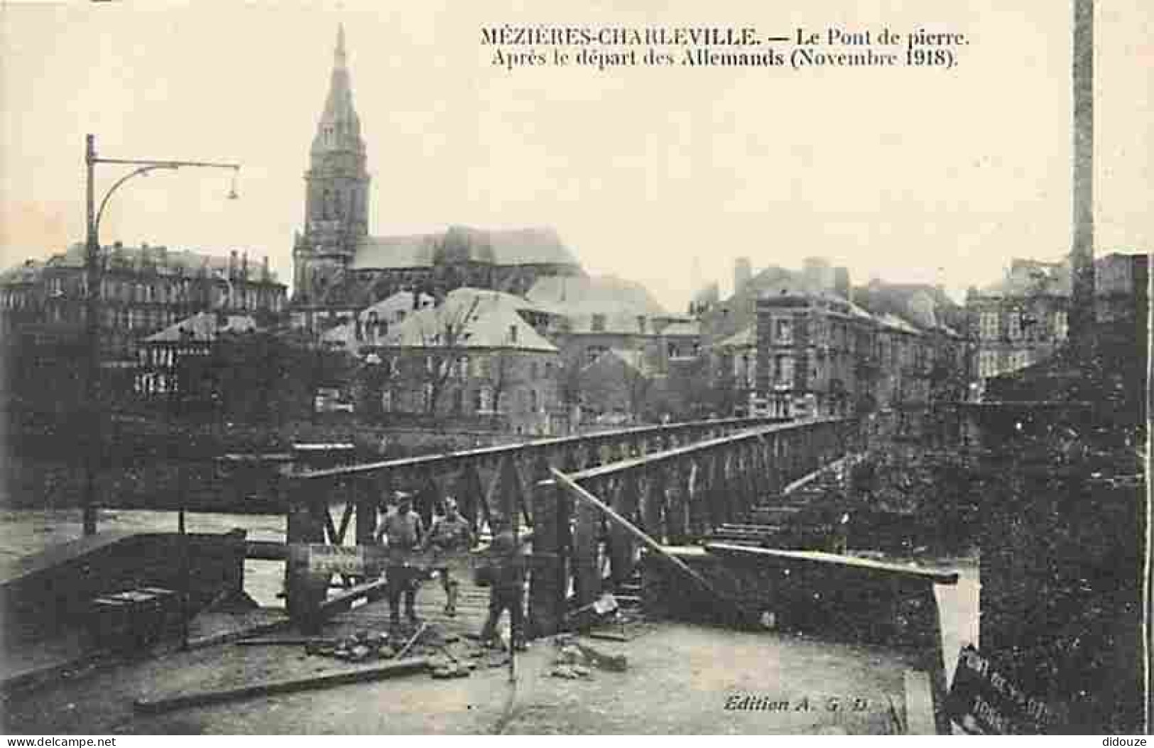 08 - Charleville Mézières - Le Pont De Pierre - Après Le Départ Des Allemands (Novembre 1918) - Animée - Soldats - CPA - - Charleville