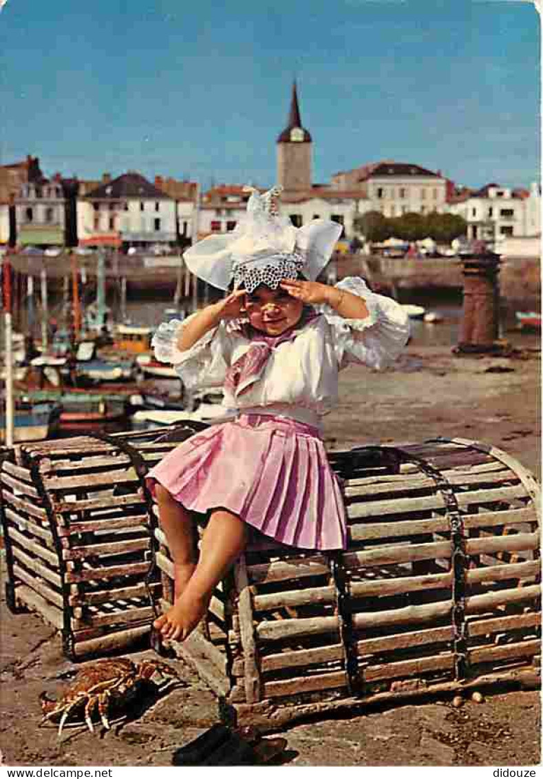 Folklore - Costumes - Vendée - Les Sables D'Olonne - Petite Sablaise En Costume - Au Fond La Chaume - CPM - Voir Scans R - Costumes