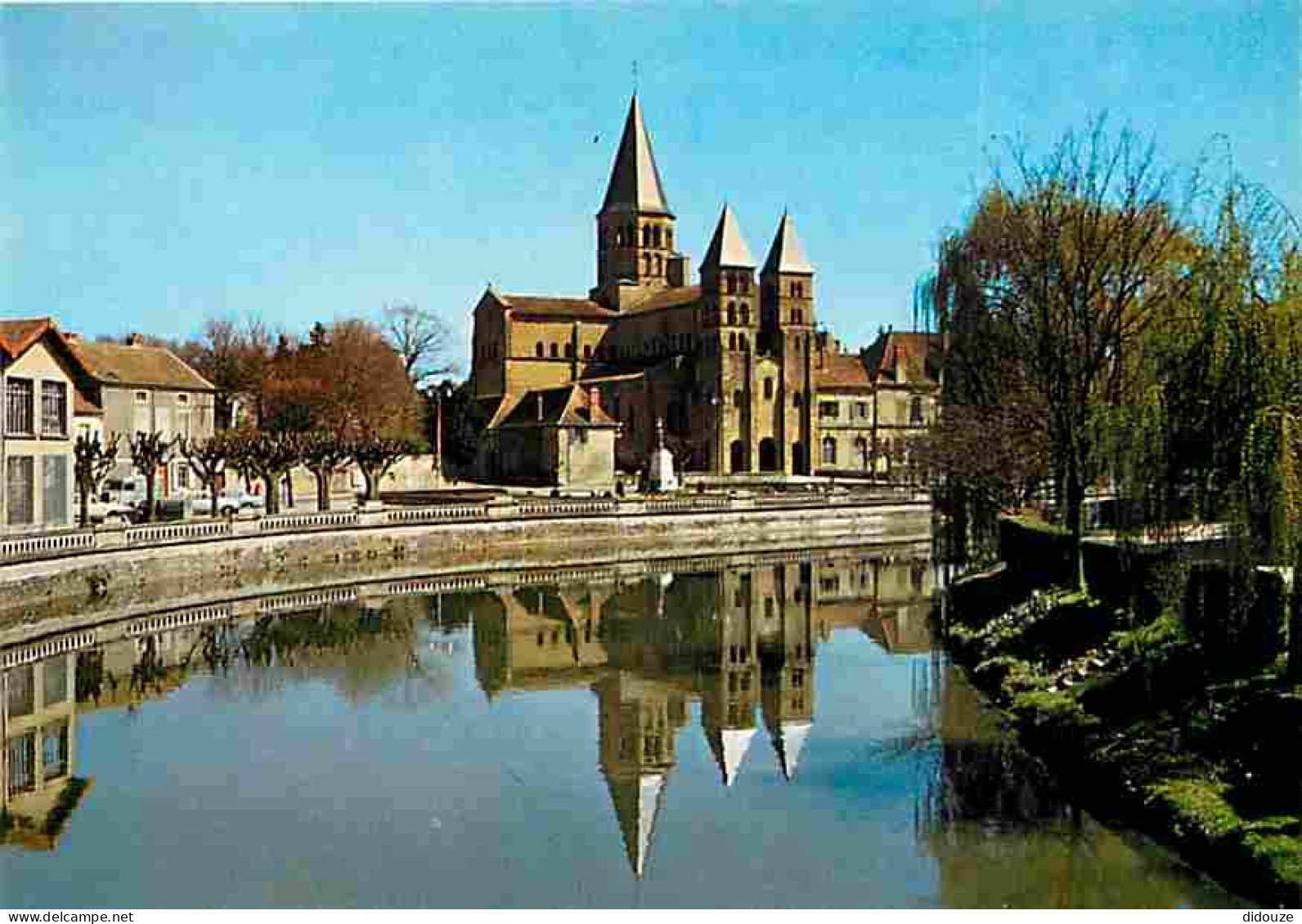 71 - Paray Le Monial - La Basilique Romane Se Reflète Dans La Bourbince - Carte Neuve - CPM - Voir Scans Recto-Verso - Paray Le Monial