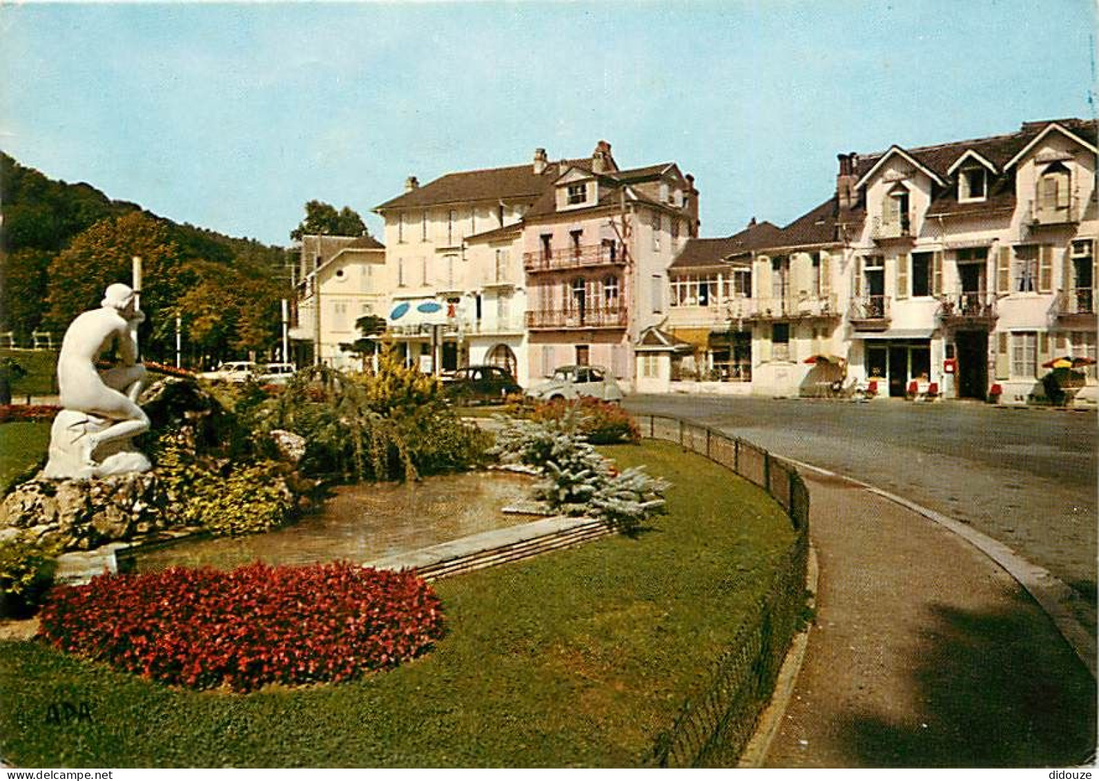 65 - Bagnères De Bigorre - Le Jardin Des Thermes Et La Place - Fleurs - Automobiles - Statue De Femme Nue - La Buveuse - - Bagneres De Bigorre