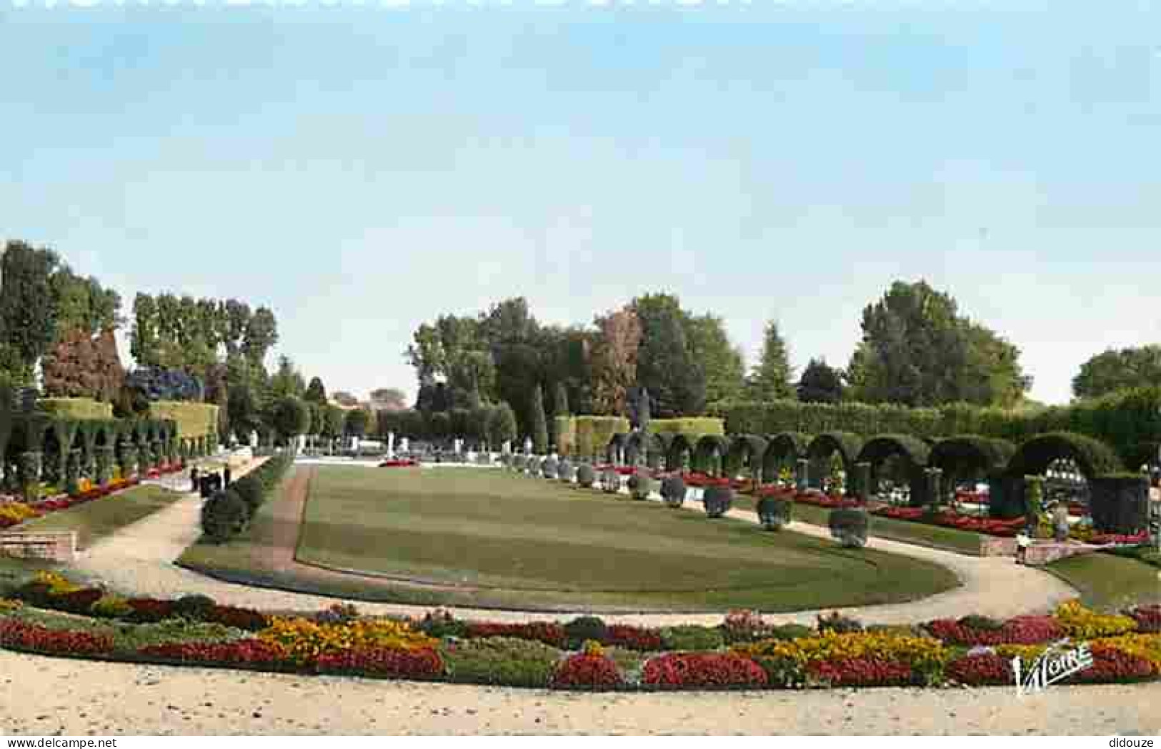 18 - Bourges - Le Jardin Dés Prés Fichaux - Le Tapis Vert - Fleurs - CPM - Voir Scans Recto-Verso - Bourges