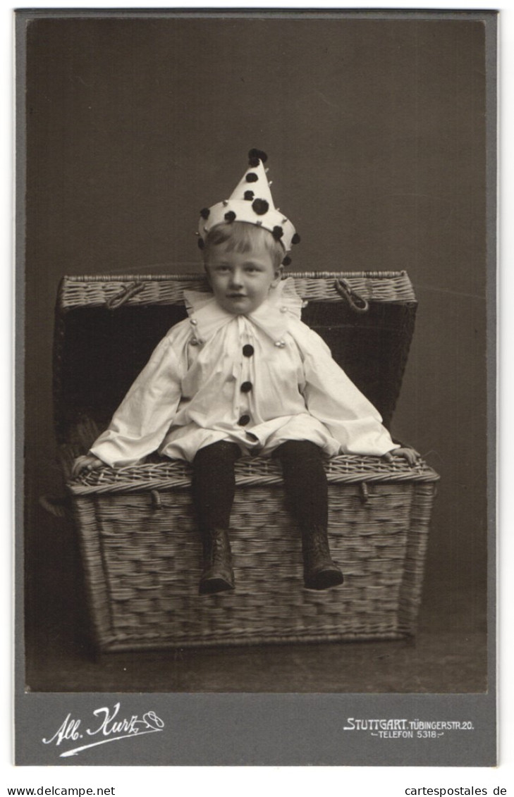 Fotografie Alb. Kurz, Stuttgart, Junger Knabe Als Clown Im Kostüm Verschwindet In Einer Kiste, Fasching, 1907  - Other & Unclassified