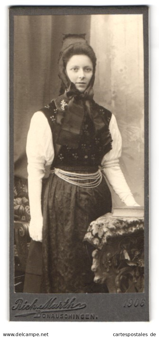 Fotografie Rich. Marth, Donaueschingen, Jung Frau Klara Im Trachtenkleid Mit Kopfbedeckung, 1906  - Anonymous Persons