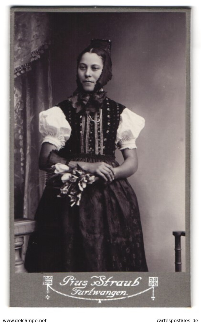 Fotografie Pius Straub, Furtwangen, Junge Dame Im Trachtenkleid Schwarzwald Mit Blumenstrauss  - Anonymous Persons