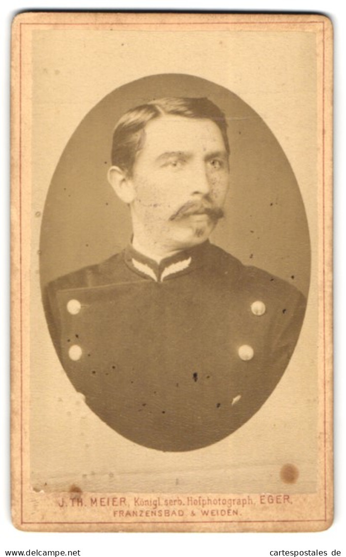 Fotografie J. Th. Meier, Eger, Beamter In Uniform Mit Mustasch  - Métiers