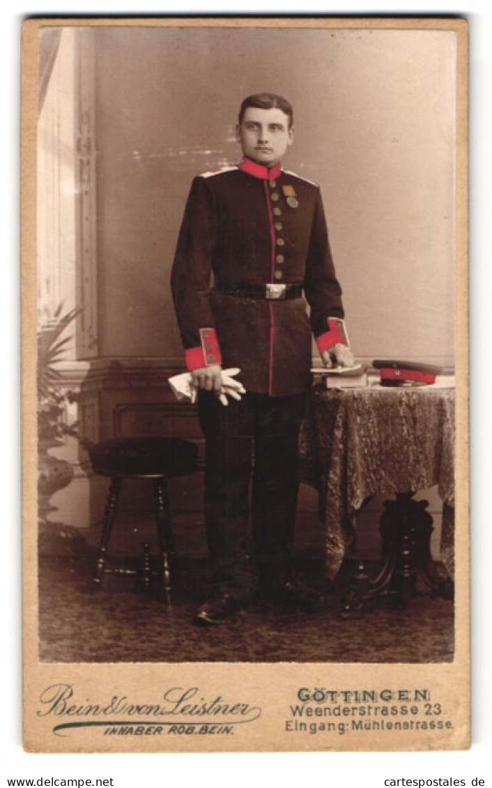 Fotografie Bein & Von Leistner, Göttingen, Weenderstrasse 23, Soldat In Uniform Mit Orden Teilweise Koloriert  - War, Military