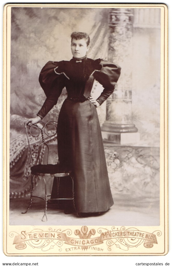 Fotografie Atelier Stevens, Chicago, McVickers Theatre Building, Elegante Lady Trägt Tailiertes Kleid Mit Puffärmeln  - Anonymous Persons