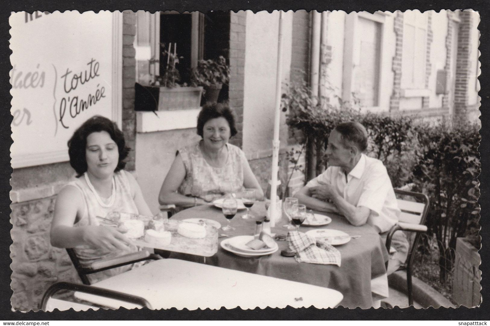 Photographie De 3 Personnes Prenant Un Repas Au Restaurant à Armeau Le 19 Juillet 1964, Yonne, 14x8,8 Cm - Places