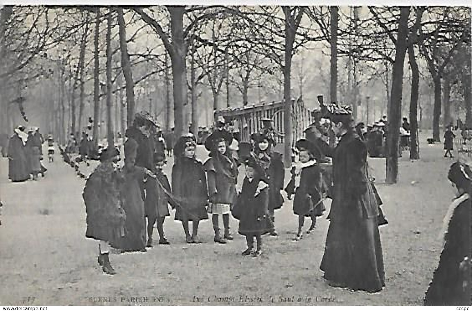 CPA Paris Aux Champs Elysées Le Saut à La Corde - Arrondissement: 08