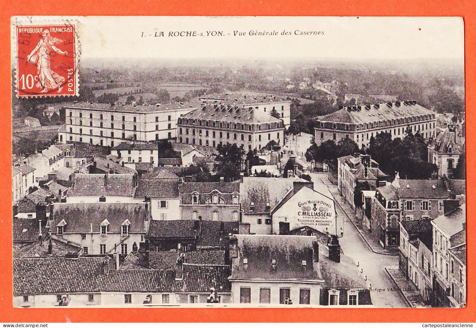 30577 / LA-ROCHE-sur-YON (85) Panneau Armes MILLIASSEAU Vue Générale CASERNES 1915 De PERROCHEAU à GAUVRIT Mothe-Achard - La Roche Sur Yon