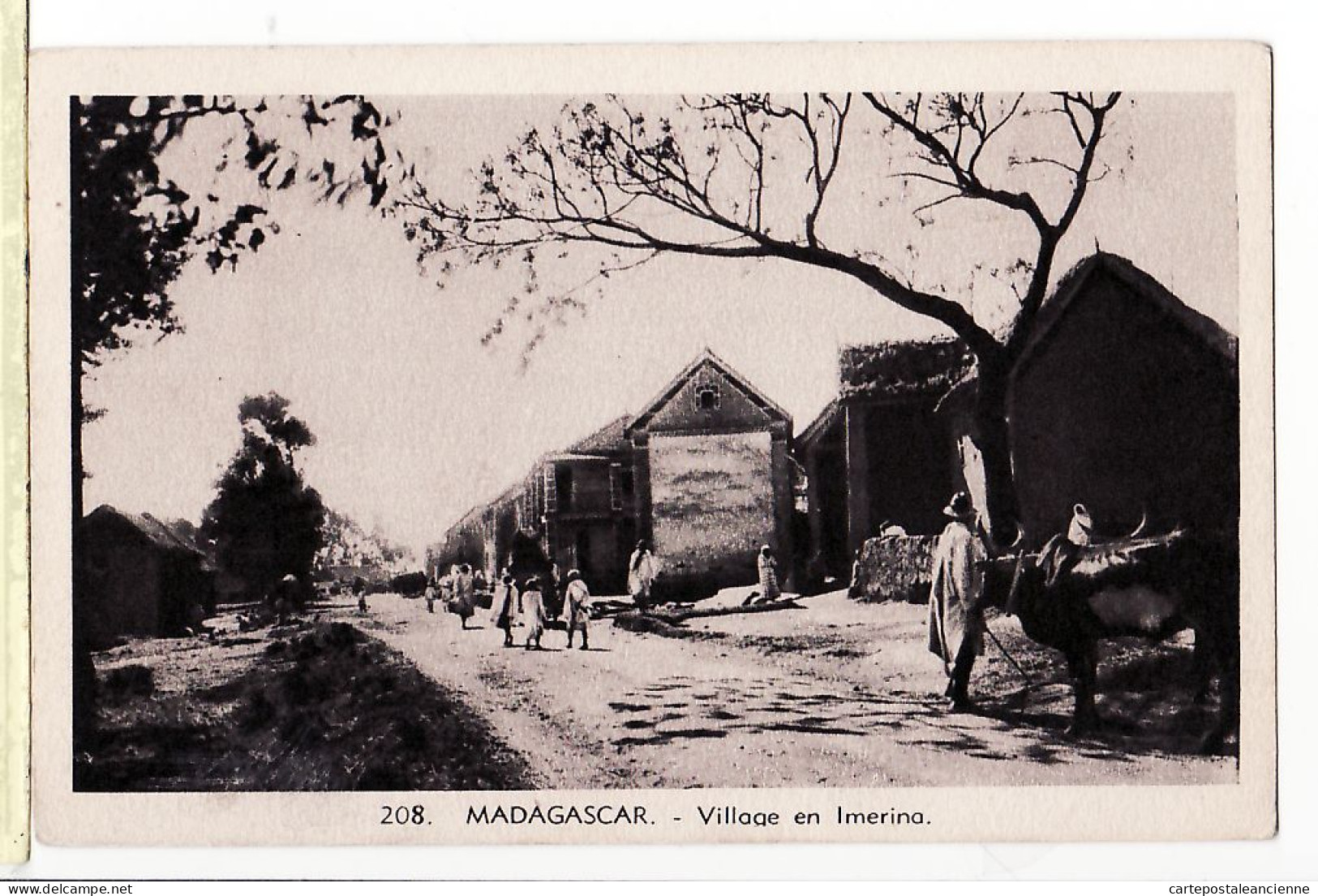 30735 / MADAGASCAR Village IMERINA 1920s Oeuvres Pretres MALGACHES 208 Avenue Breteuil Paris Madagaskar Cpdom - Madagascar