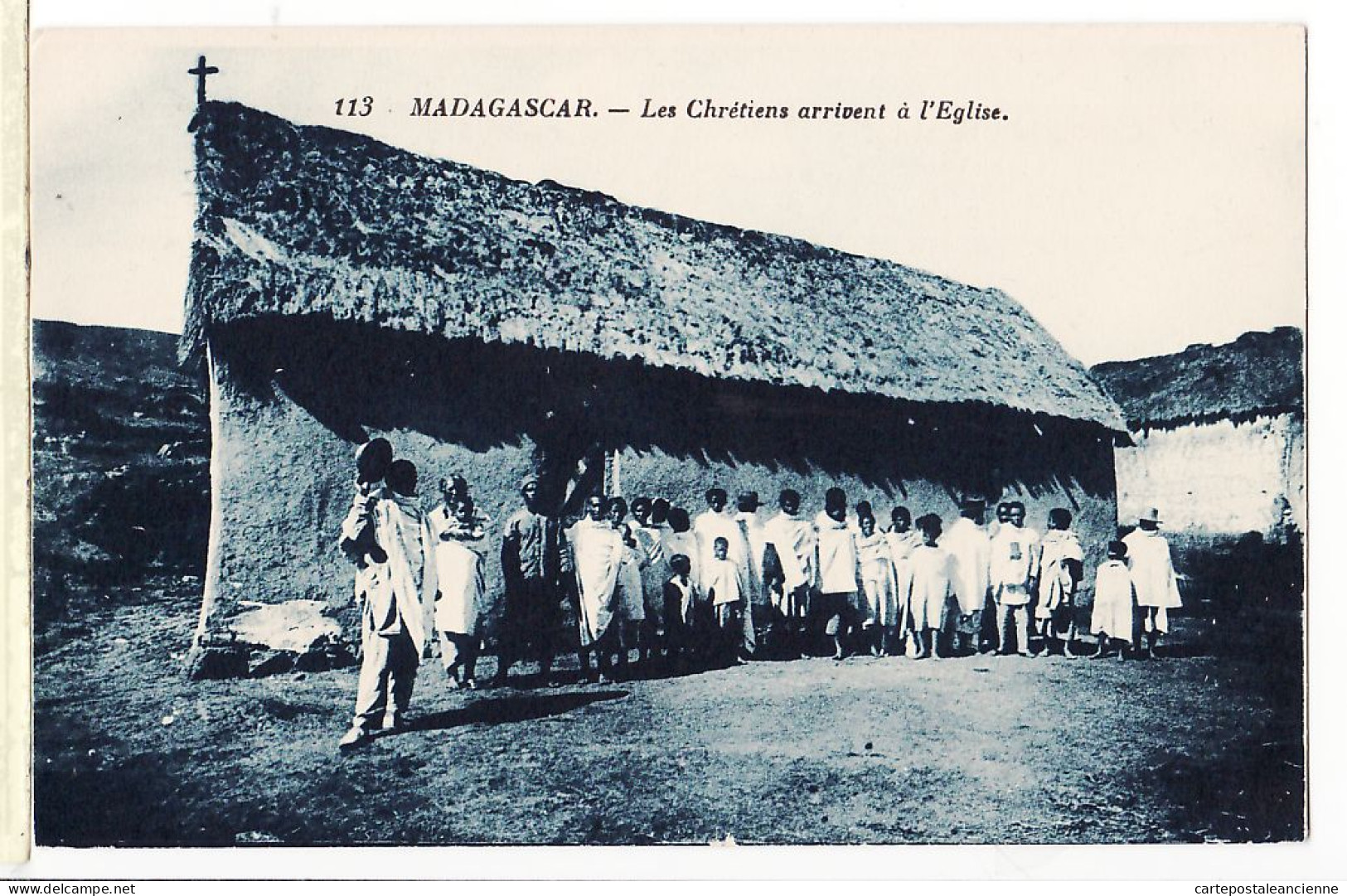 30734 / Les CHRETIENS Arrivent à L' EGLISE Madagaskar Ethnic Madagascar 1930s-Oeuvre PRETRES MALGACHES 113 Cpdom - Madagascar