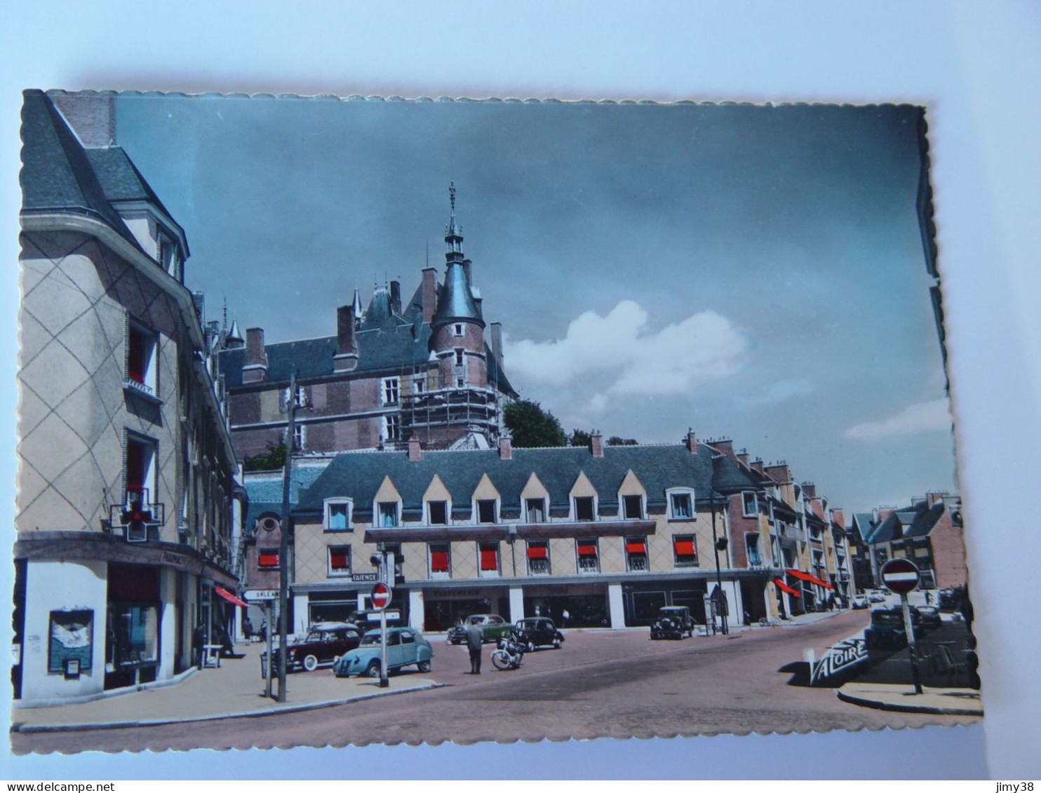 GIEN-LOIRET-4.242-GIEN-ENTRE LE VIEUX PONT SUR LA LOIRE ET LE CHATEAU DU XVe SIECLE LE QUARTIER NEUF - Gien