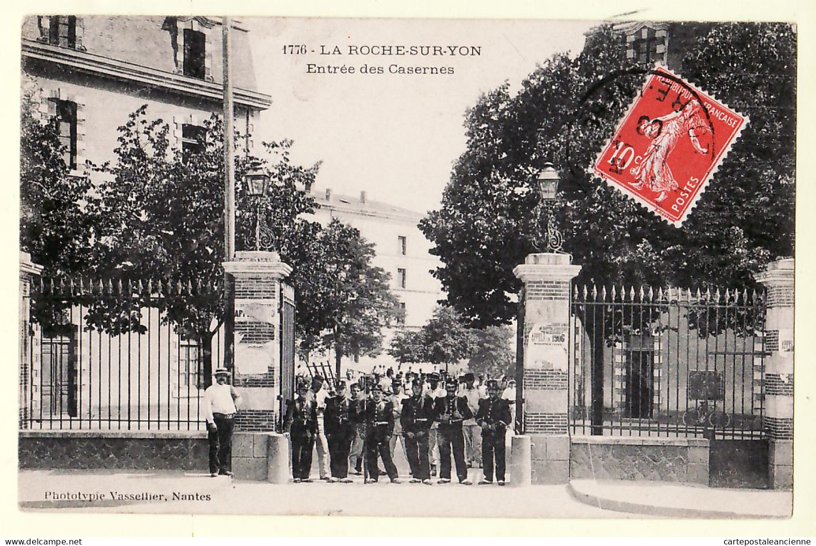 30567 / LA-ROCHE-SUR-YON 85-Vendée Entrée CASERNES 1906 à BOUTET Coiffeur St Nazaire-VASSELIER 1776 - La Roche Sur Yon
