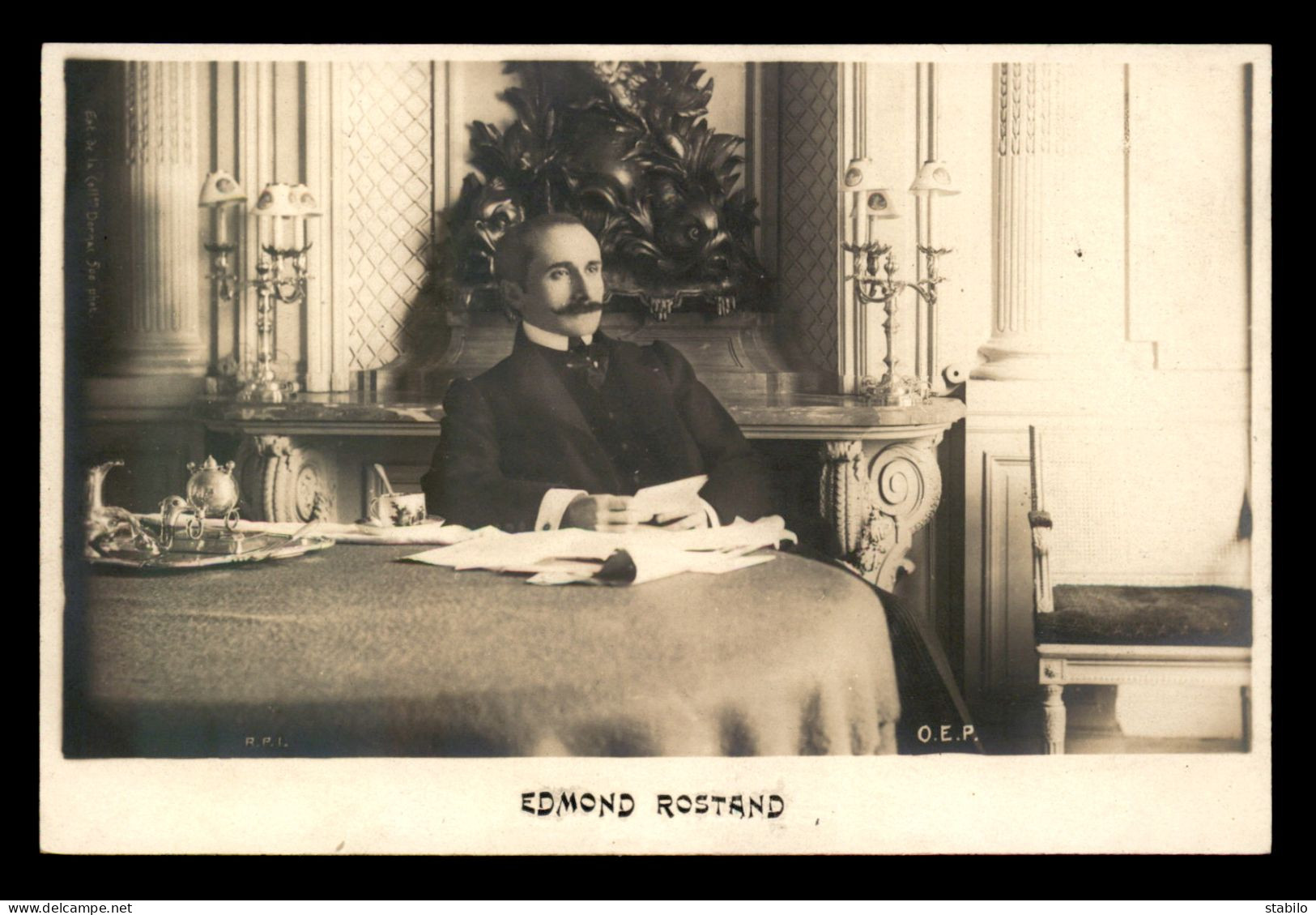 ECRIVAINS - EDMOND ROSTAND (1868-1918) DRAMATURGE FRANCAIS DANS SON CABINET DE TRAVAIL - Writers