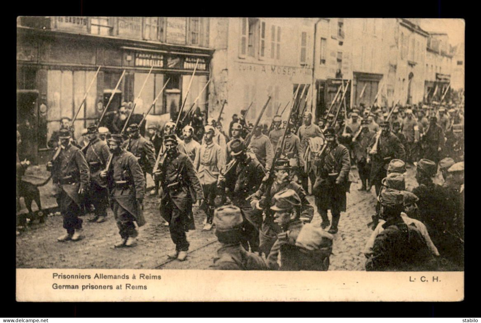 GUERRE 14/18 - PRISONNIERS ALLEMANDS A REIMS (MARNE) - War 1914-18