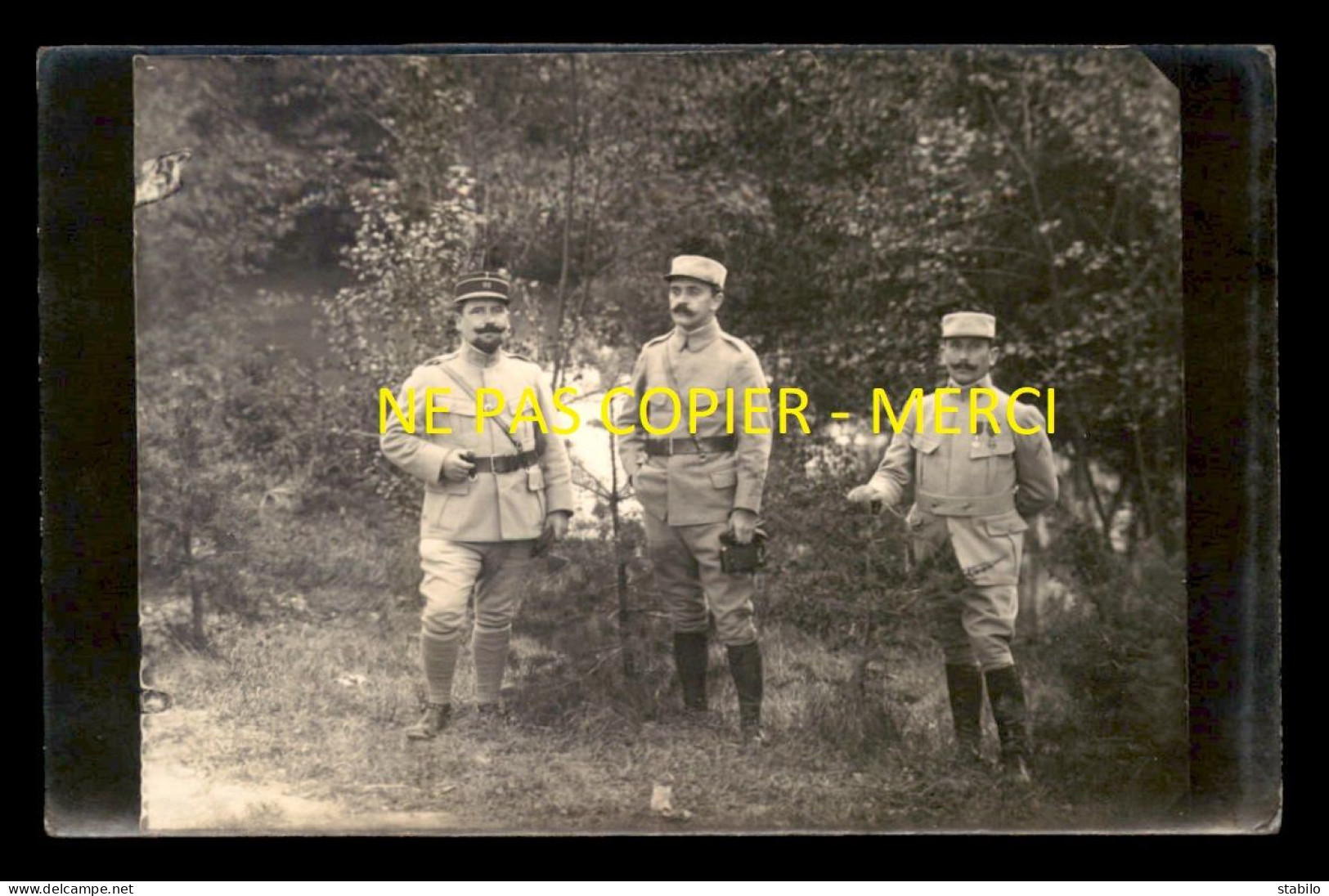 GUERRE 14/18 - MILITAIRES 92 SUR LE KEPI - THEATRE DE PLEIN-AIR -  3 CARTES PHOTOS ORIGINALES - War 1914-18