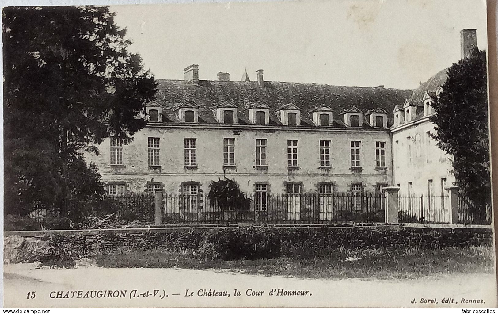 CPA Non Circulée , Châteaugiron (Ille Et Vilaine) - Le Château, La Cour D'Honneur.  (102) - Châteaugiron