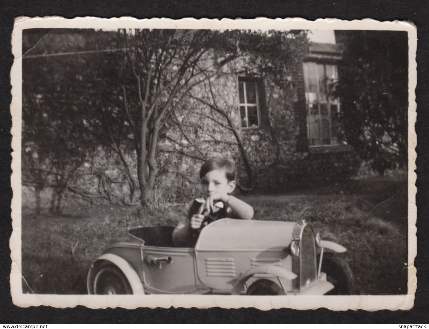 Jolie Photographie D'un Enfant Dans Une Belle Voiture à Roulette, Automobile, Jouet, Vintage, Années 40, 8,6x6,2 Cm - Guerre, Militaire