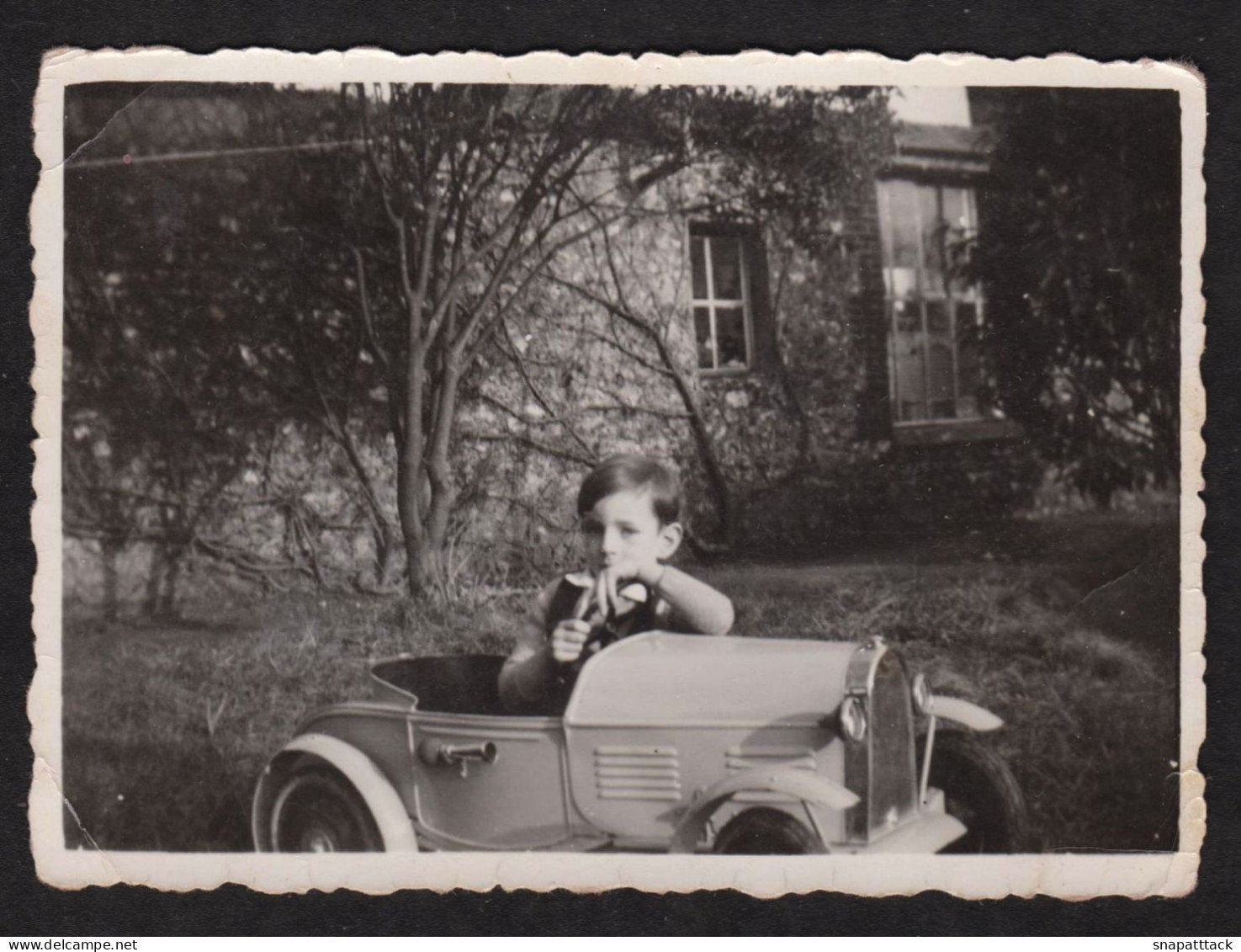 Jolie Photographie D'un Enfant Dans Une Belle Voiture à Roulette, Automobile, Jouet, Vintage, Années 40, 8,6x6,2 Cm - Krieg, Militär