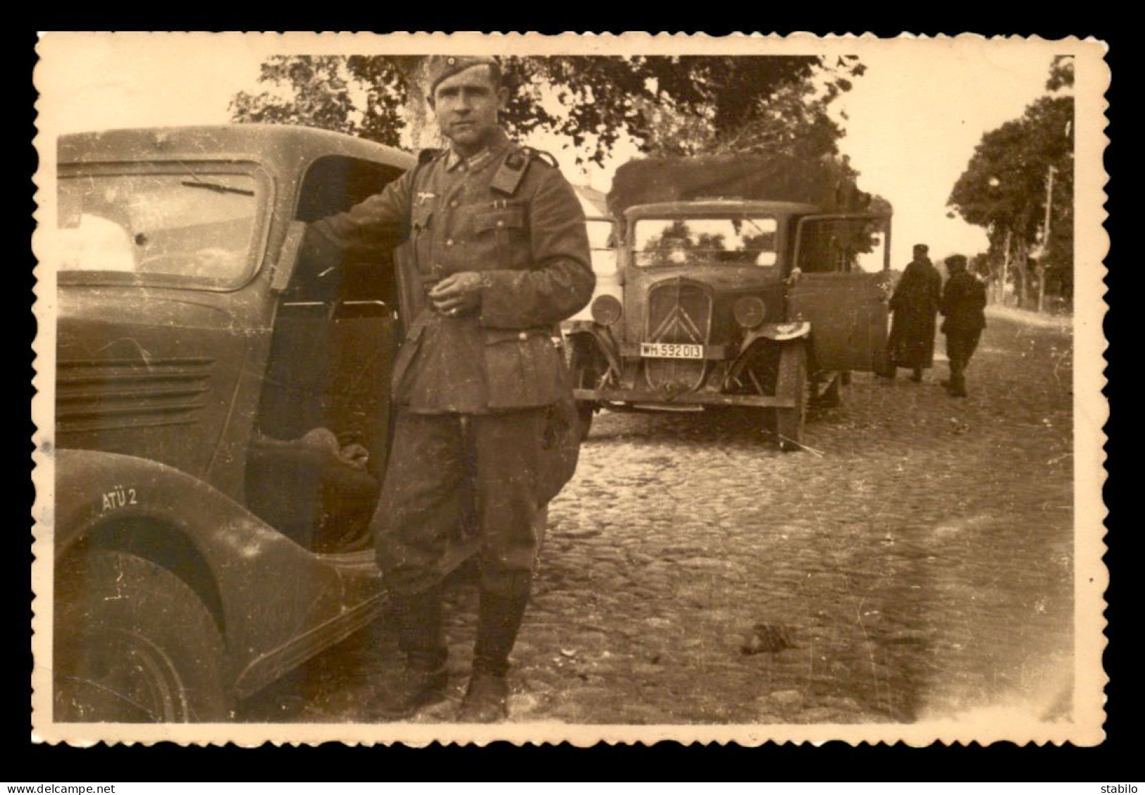 GUERRE 39/45 - SOLDAT ALLEMAND UTILISANT DES VEHICULES FRANCAIS - CARTE PHOTO ORIGINALE - War 1939-45