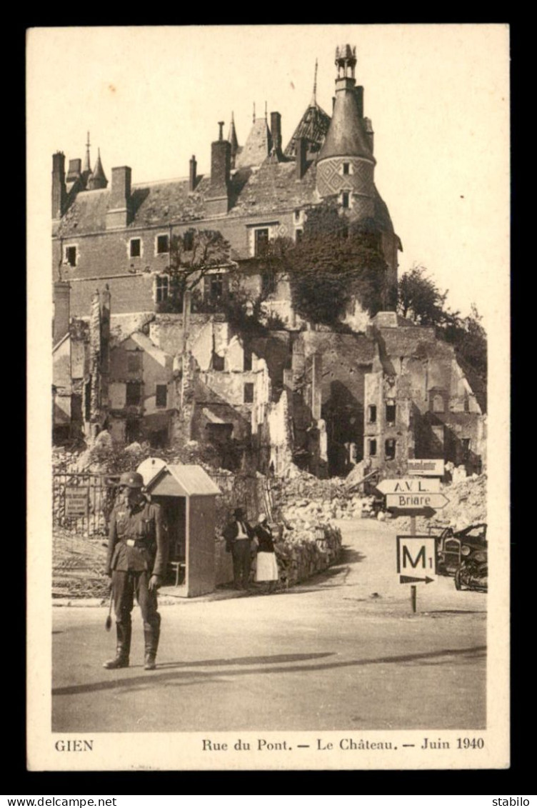 GUERRE 39/45 - GIEN (LOIRET) - SOLDAT ALLEMAND FAISANT LA CIRCULATION - JUIN 1940 - War 1939-45