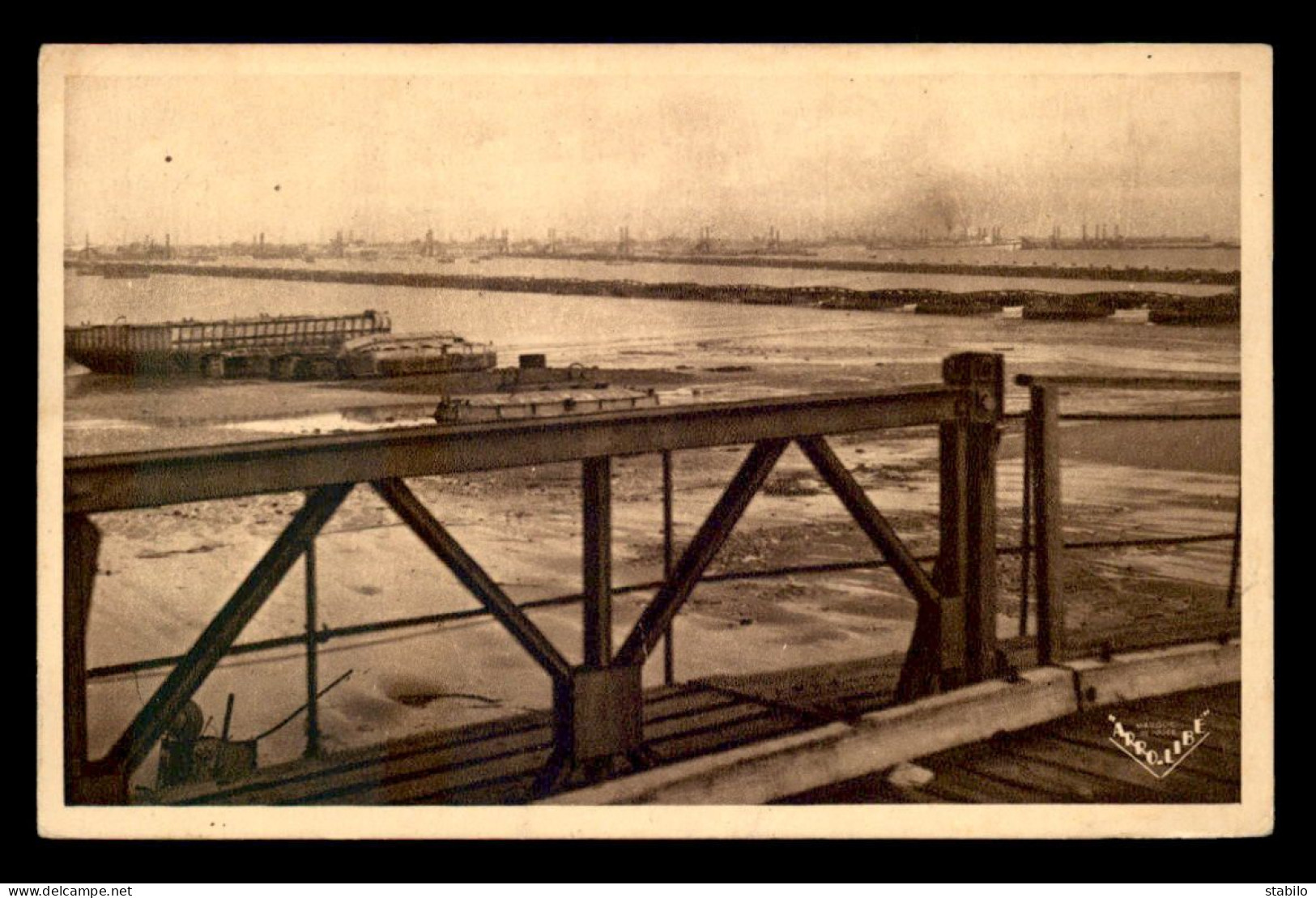 GUERRE 39/45 - ARROMANCHES (CALVADOS) - VUE SUR LE PORT PRISE DU PONT D'ARROMANCHES - Guerre 1939-45