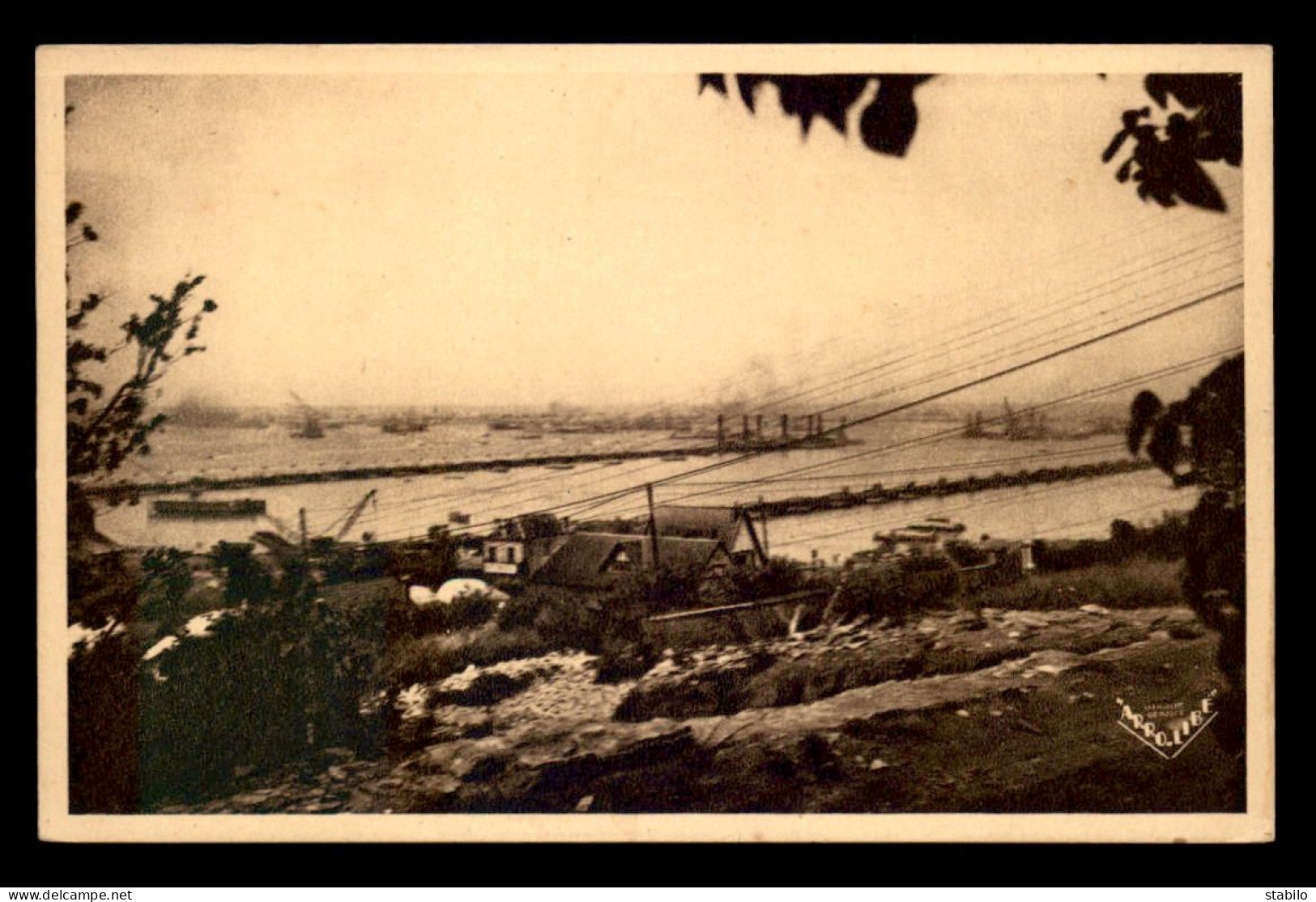 GUERRE 39/45 - ARROMANCHES (CALVADOS) - VUE SUR LE PORT PRISE DU COTEAU - War 1939-45