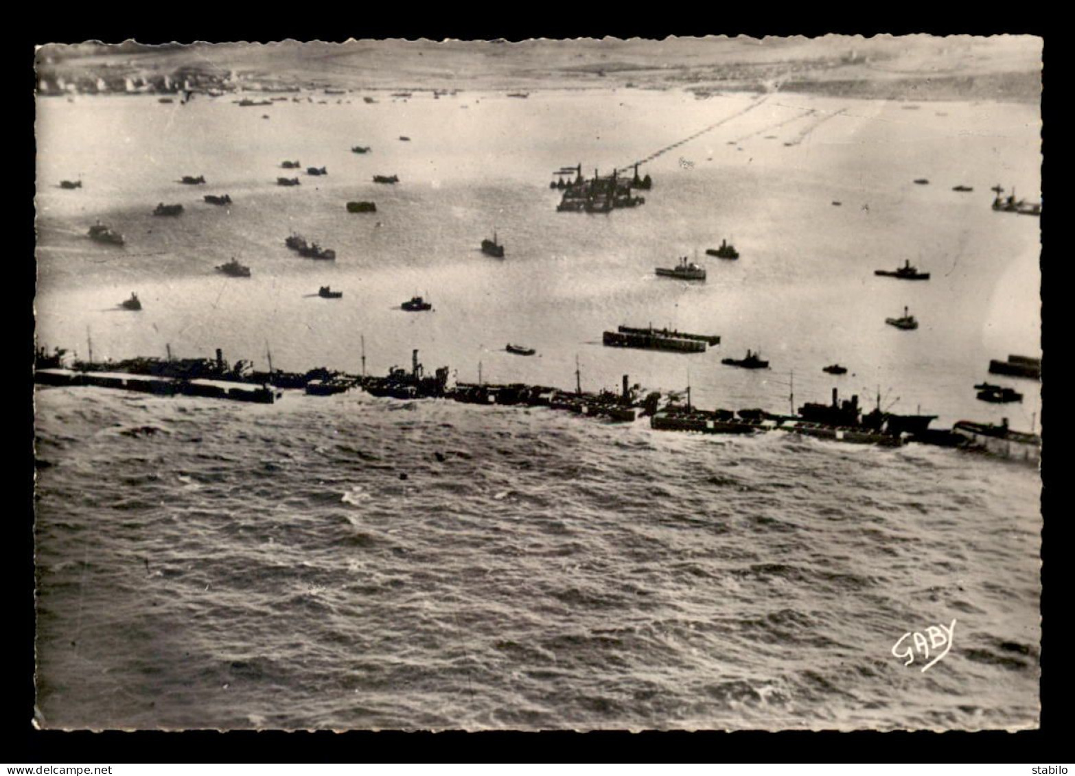 GUERRE 39/45 - DEBARQUEMENT EN NORMANDIE - VUE AERIENNE DU PORT ARTIFICIEL FORME PAR LES BATEAUX BRISE-LAMES - War 1939-45