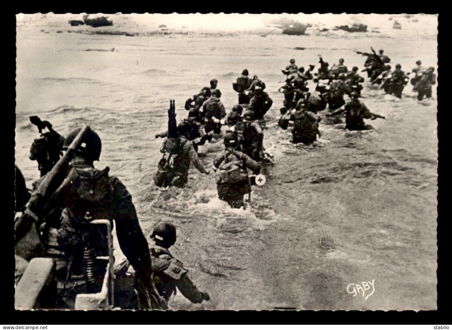 GUERRE 39/45 - DEBARQUEMENT EN NORMANDIE - DES TROUPES DEBARQUENT SUR LA COTE - War 1939-45