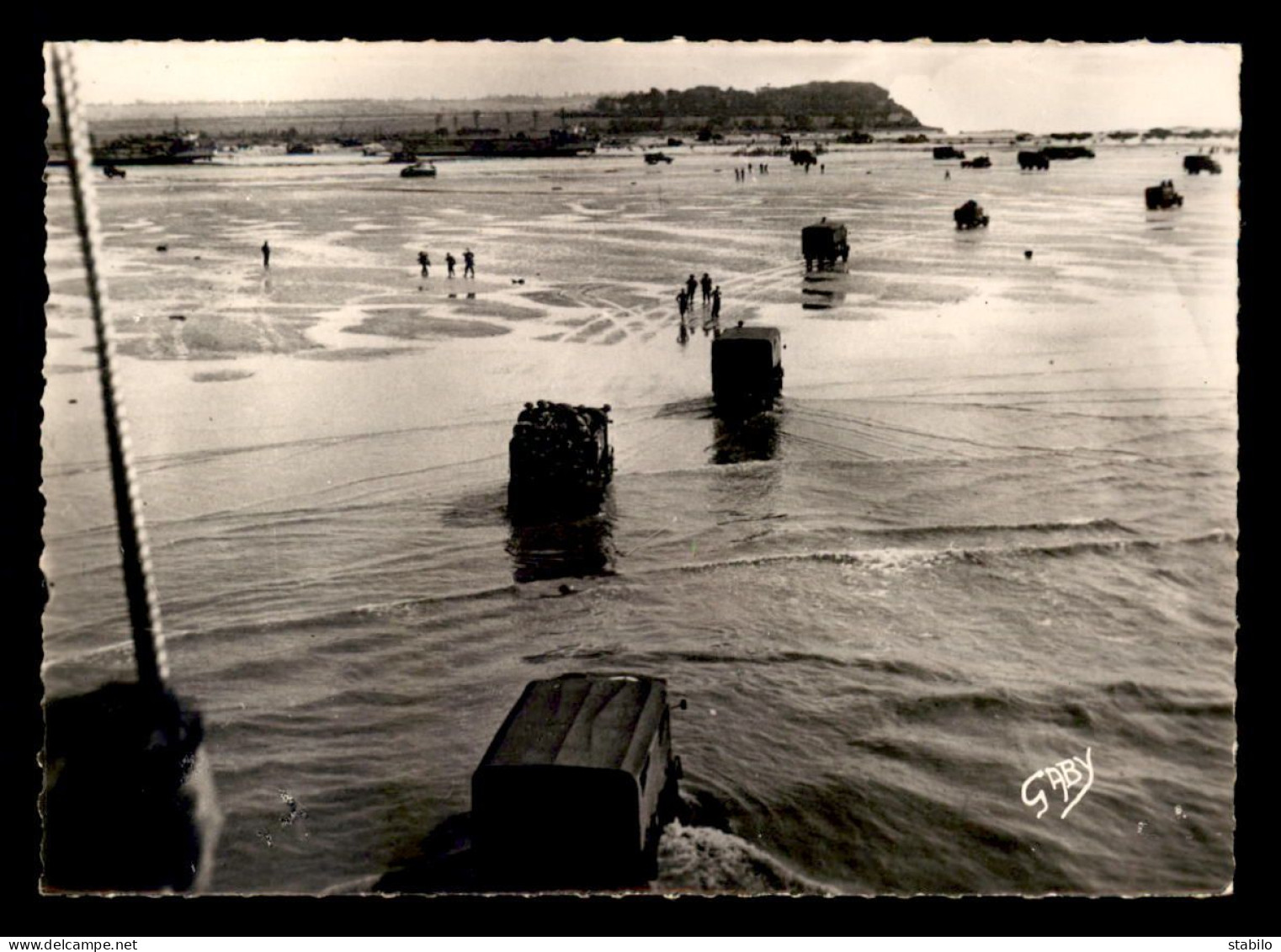 GUERRE 39/45 - DEBARQUEMENT EN NORMANDIE - ARRIVEE DE RENFORTS ALLIES SUR UNE TETE DE PONT - War 1939-45