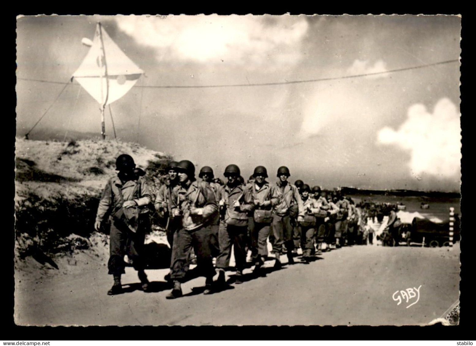 GUERRE 39/45 - DEBARQUEMENT EN NORMANDIE - MARCHE D'UNE EQUIPE DE RENFORTS ALLIES - Guerre 1939-45