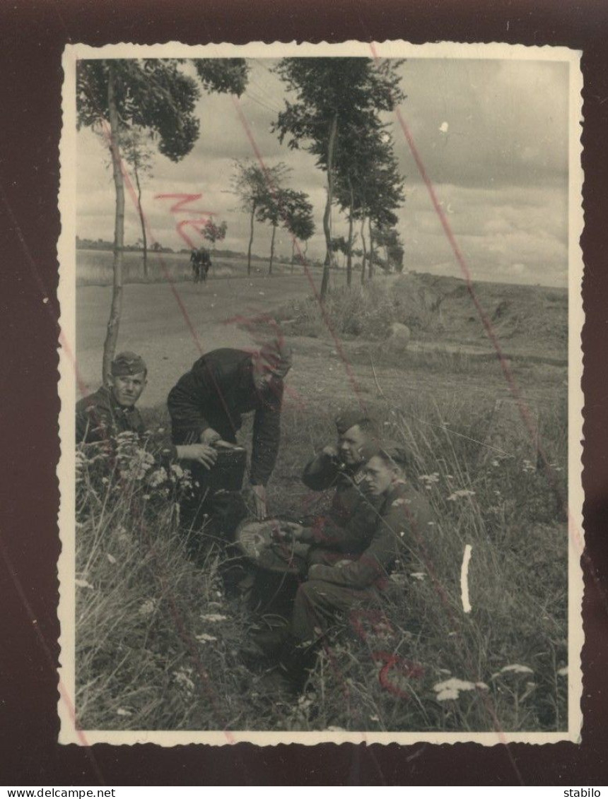 GUERRE 39/45 - LUMBRES (PAS-DE-CALAIS)  JUIN 1940 - SOLDATS ALLEMANDS INSTALLANT DES LIGNES TELEPHONIQUES - CARTE PHOTO - Weltkrieg 1939-45