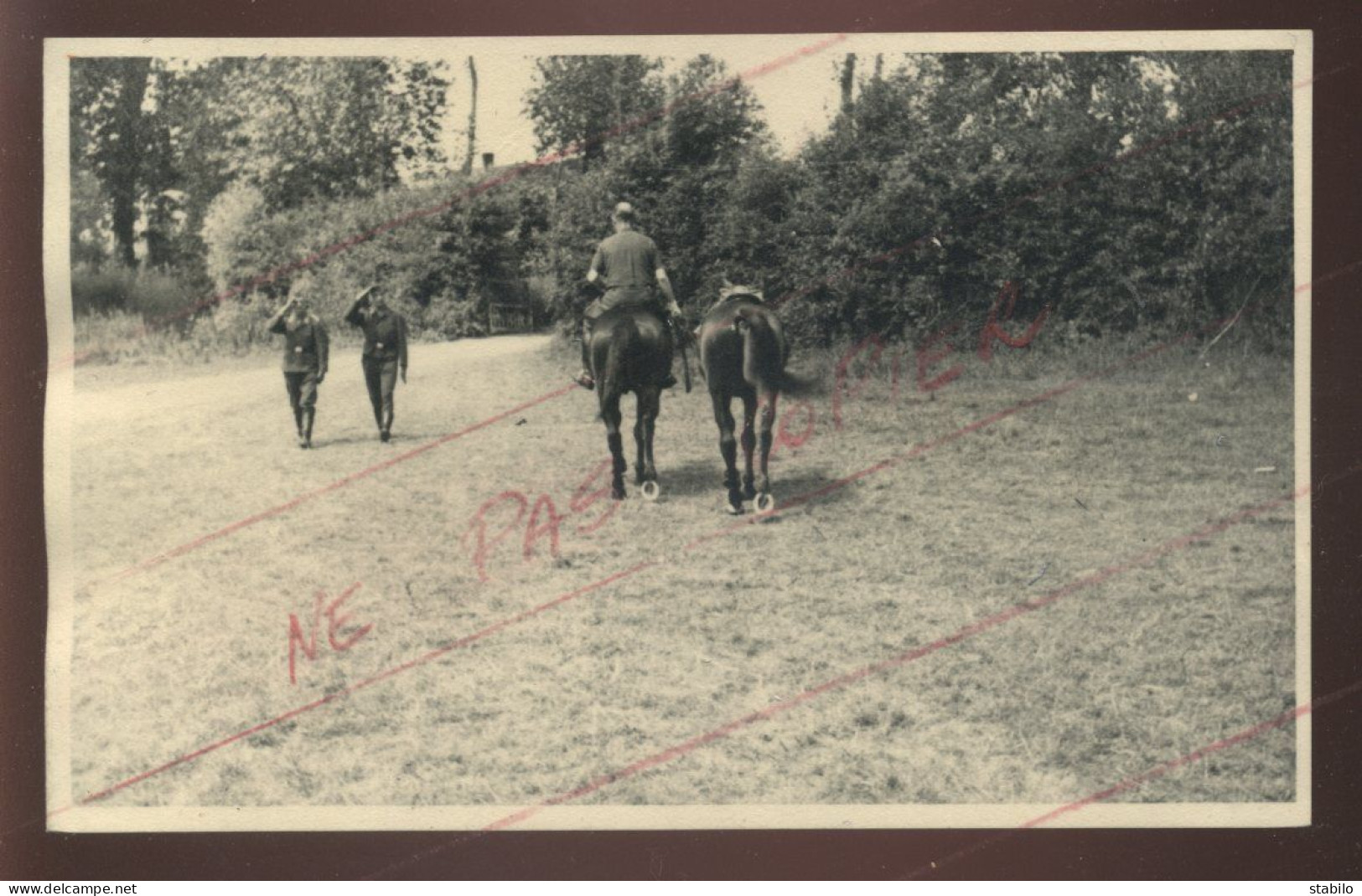 GUERRE 39/45 - LUMBRES (PAS-DE-CALAIS)  JUIN 1940 - SOLDATS ALLEMANDS SALUANT UN SUPERIEUR A CHEVAL - War 1939-45