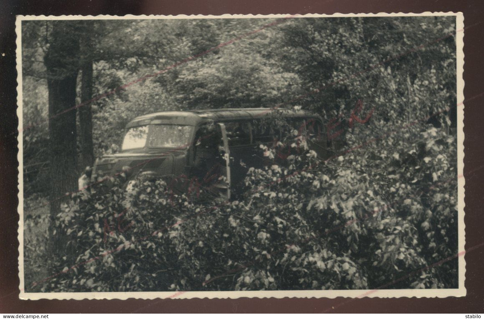 GUERRE 39/45 - LUMBRES (PAS-DE-CALAIS)  JUIN 1940 - SOLDAT ALLEMAND DANS UN AUTOCAR - Weltkrieg 1939-45