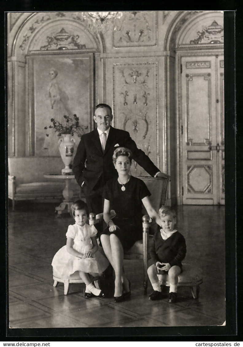 AK Prinz Rainier Von Monaco Mit Seiner Frau Prinzessin Grace Kelly Und Den Kindern Albert Und Caroline  - Royal Families