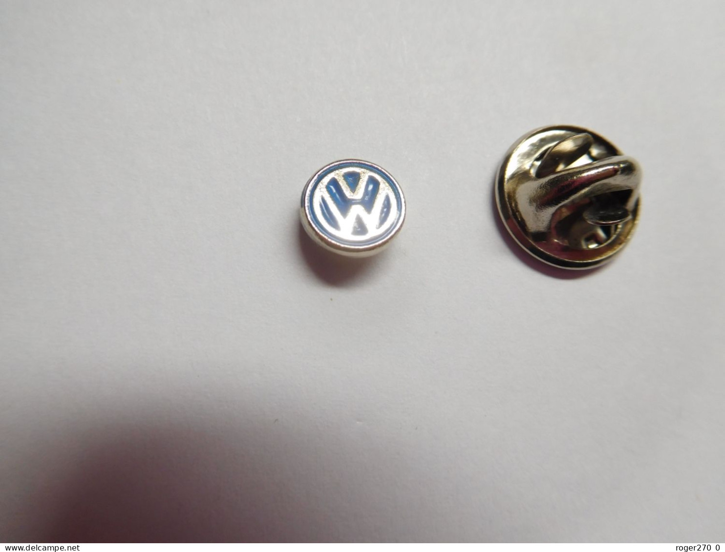 Beau Petit Pin's , Auto Logo VW Volkswagen  , Fond Argent , 8 Mm De Diamètre - Volkswagen