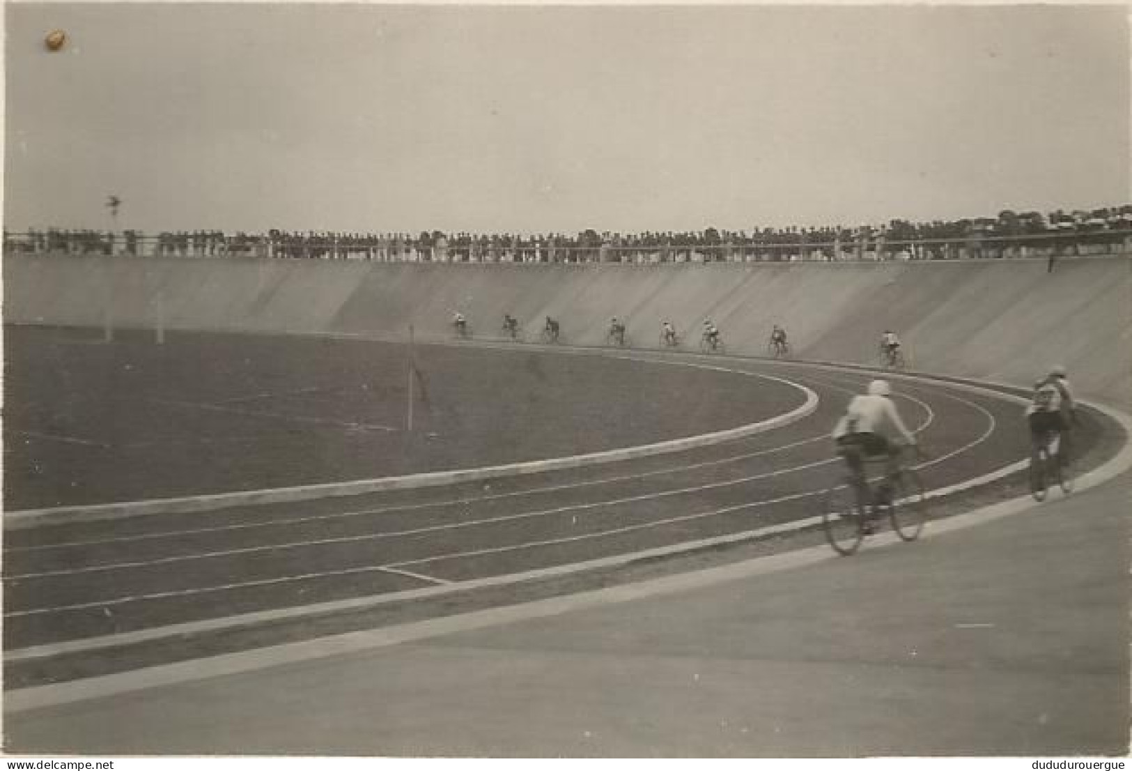 VIETNAM , INDOCHINE , HUE LE STADE : COURSES CYCLISTES - Asia