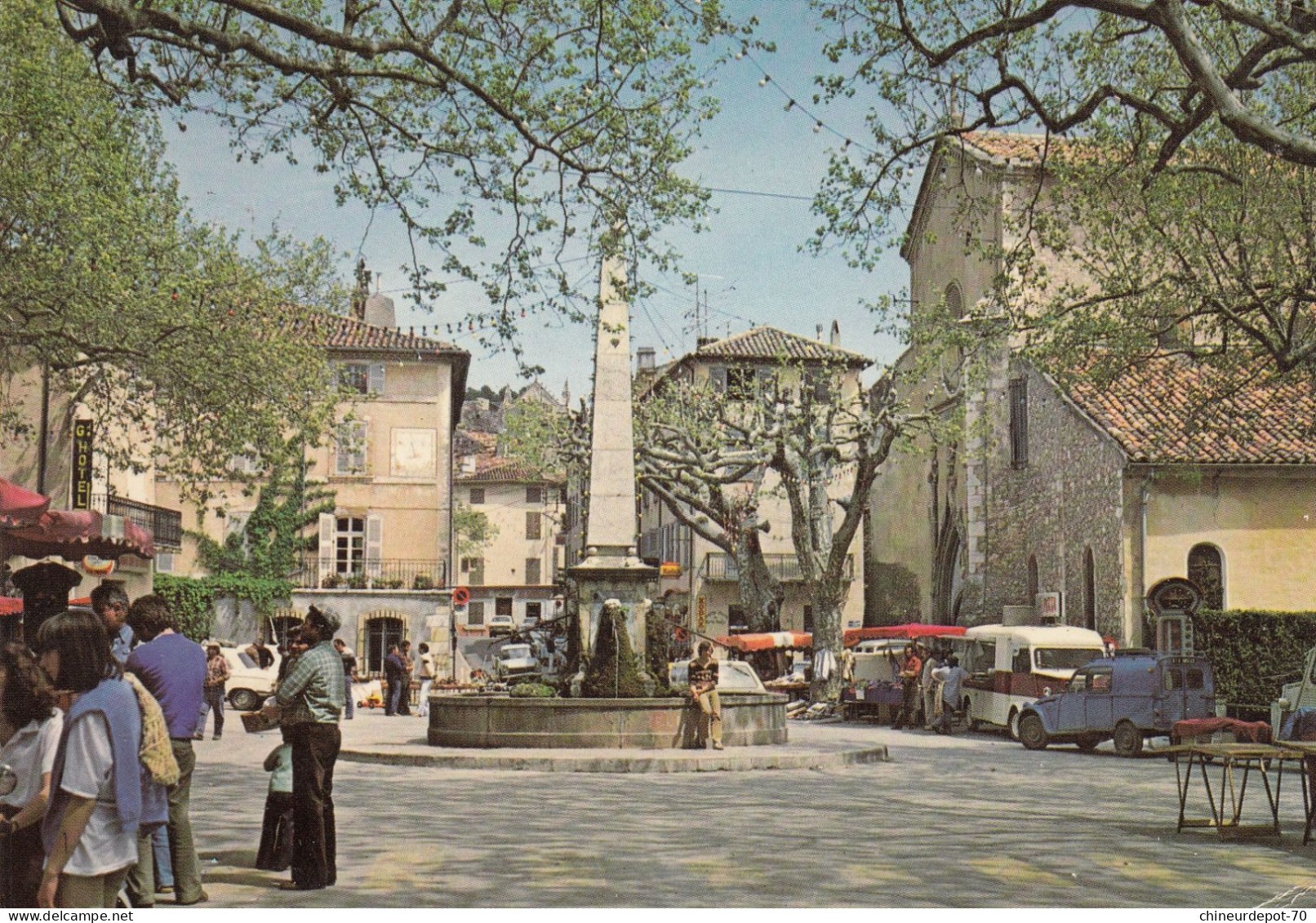 Aups La Place De L'église Un Jour De Marché - Aups